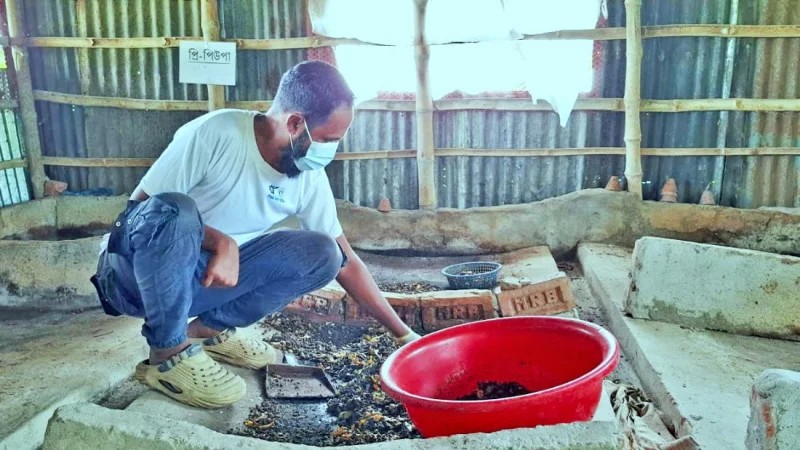 Naogaon farmer turns waste into Tk25,000 monthly income
