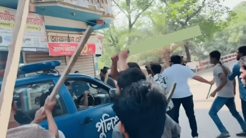 Banned Chhatra League, Jubo League activists attack police in Gopalganj