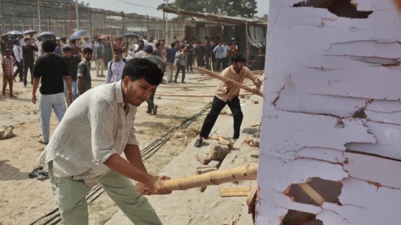 SAU Students Vandalize Fair Structures in Dhaka Protest